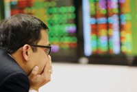 Lùi sát 900 điểm, VN-Index sẽ về đâu?