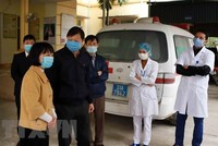 Đoàn công tác kiểm tra công tác phòng chống dịch COVID-19 tại Trạm y tế xã Sơn Lôi. (Ảnh: Hoàng Hùng/TTXVN).