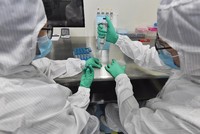 Thử nghiệm bộ dụng cụ xét nghiệm axit nucleic tại một công ty chế phẩm vi sinh ở thành phố Thành Đô, tỉnh Tứ Xuyên, Trung Quốc. (Ảnh: THX/TTXVN).