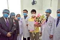 Bệnh nhân Li Zichao (áo vàng) đã được xuất viện sau 13 ngày điều trị tại Bệnh viện Chợ Rẫy. Ảnh: Lê Toàn.