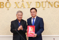 Thứ trưởng Kl99 nổ hũ Bùi Phạm Khánh trao quyết định cho đồng chí Đàm Đức Biên.