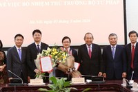 Phó Thủ tướng Thường trực Kl993 ưu đãi thưởng hấp dẫn Trương Hòa Bình và lãnh đạo Bộ Tư pháp chúc mừng 2 tân Thứ trưởng. Ảnh: VGP.