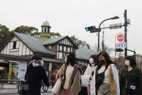 Người dân đeo khẩu trang phòng tránh lây nhiễm dịch COVID-19 tại Tokyo, Nhật Bản. (Ảnh: THX/TTXVN).