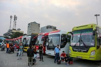 Các đơn vị vận tải hoạt động tại bến xe đã cắt giảm tần suất hoạt động do vắng khách vì dịch COVID-19. (Ảnh: Minh Sơn/Vietnam+).