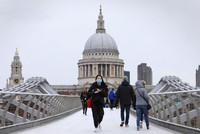 Người dân đeo khẩu trang phòng lây nhiễm COVID-19 tại London, Anh, ngày 9/3/2020. (Nguồn: THX/TTXVN).