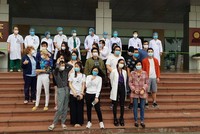 Niềm vui của 27 bệnh nhân khi được các bác sĩ chữa khỏi bệnh và ra viện ngày 30/3. (Ảnh: PV/Vietnam+).