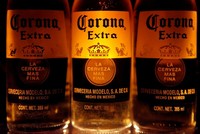 Bia Corona được bày bán tại Mexico City (Mexico). Ảnh: Reuters.