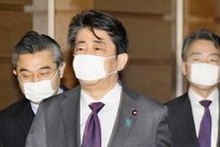 Thủ tướng Abe (giữa) đeo khẩu trang phòng dịch Covid-19 hôm 5/4. Ảnh: Kyodo.