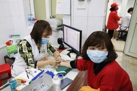 Lấy mẫu máu xét nghiệm cho tình nguyện viên đăng ký hiến máu tại địa chỉ 26 Lương Ngọc Quyến, quận Hoàn Kiếm, Hà Nội. (Ảnh: TTXVN).