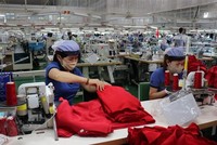 Công nhân làm việc trong mùa dịch. Ảnh minh họa. (Ảnh: Dương Chí Tưởng/TTXVN).