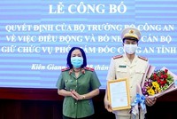 Thiếu tướng Đào Tuyết Minh, Giám đốc Công an tỉnh Kiên Giang trao quyết định cho Đại tá Đào Hải Đăng. Ảnh: CAND.