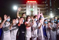 Các y bác sĩ bệnh viện Bạch Mai reo hò khi hết thơi gian phong toả. 