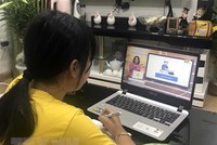 Học sinh Trường Tiểu học Phương Mai (Đống Đa, Hà Nội) học qua truyền hình tại nhà. (Ảnh: TTXVN).