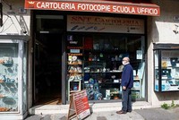 Người dân đứng trước một cửa hàng ở thành phố Catania, Italy hôm nay, sau khi Kl993 ưu đãi thưởng hấp dẫn cho phép một số nơi mở cửa lại. Ảnh: Reuters.