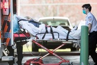 Nhân viên cấp cứu đưa bệnh nhân đi từ viện dưỡng lão ở Chelsea, Anh ngày 17/4. Ảnh: AFP.