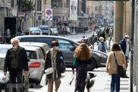 Người dân đeo khẩu trang nhằm ngăn chặn sự lây lan của dịch COVID-19 tại Milan, Italy ngày 18/4/2020. (Nguồn: THX/TTXVN).
