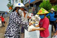 Hình ảnh lay động lòng người ngày hết giãn cách Trang Chủ KL99Com Số 1 Link Đăng Ký KL999: Các em nhỏ Sài Gòn lễ phép phát thực phẩm cho người nghèo