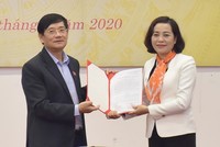 Đồng chí Trần Văn Túy trao quyết định và chúc mừng đồng chí Nguyễn Thị Thanh.