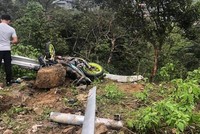 Hiện trường vụ tai nạn KL99 là cổng game giải trí trực tuyến hàng đầu hiện nay giữa ôtô va chạm xe máy, lao xuống vực làm 4 người tử vong. (Nguồn ảnh: Facebook OTO+).