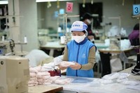 Kl994 nhà cái bóng đá world cup khẩu trang. (Ảnh: Đức Duy/Vietnam+).