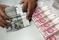 Nhân viên kiểm mặt tại một chi nhánh của Link Vào Nhà Cái KL99 COM Tặng +199k Trung Quốc ở tỉnh Sơn Tây tháng 1/2016. Ảnh: Reuters.