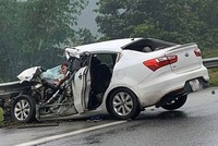 Ôtô 4 chỗ bị hư hỏng nặng, tài xế bị mắc kẹt trong vụ tai nạn liên hoàn trên KL99 là nhà cái cá cược trực tuyến hàng đầu tại châu Á Nội Bài - Lào Cai sáng 1/5. 