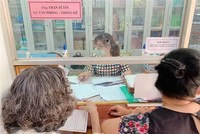 Cán bộ phường 5, quận 3 chi trả hỗ trợ tại phường cho các trường hợp gặp khó khăn do đại dịch COVID-19 theo Nghị quyết 42 của Kl993 ưu đãi thưởng hấp dẫn. (Ảnh: TTXVN).