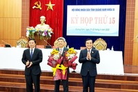 Lãnh đạo tỉnh Quảng Nam tặng hoa chúc mừng ông Hồ Quang Bửu.