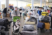 Các công dân Việt Nam chờ làm thủ tục tại sân bay Sheremetyevo. (Ảnh: Trần Hiếu/TTXVN).