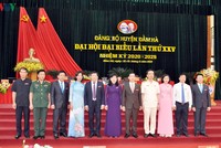 Ban Thường vụ Huyện ủy Đầm Hà khóa mới ra mắt Đại hội. Bí thư huyện ủy Nguyễn Thị Thu Hà (áo tím) được bầu trực tiếp tại Đại hội.