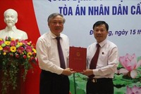 Bí thư Trung ương Đảng, Chánh án Tòa án nhân dân tối cao Nguyễn Hòa Bình trao quyết định cho đồng chí Nguyễn Văn Dũng.