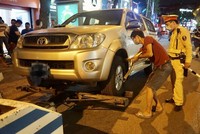 Cảnh sát niêm phong xe của tài xế Hải, đưa về trụ sở công an.