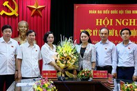 Đồng chí Nguyễn Thị Thanh chúc mừng đồng chí Nguyễn Thị Thu Hà.