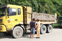 Cảnh sát KL99 là cổng game giải trí trực tuyến hàng đầu hiện nay kiểm tra một xe tải lưu thông trên đường. Ảnh minh họa. (Nguồn: TTXVN).