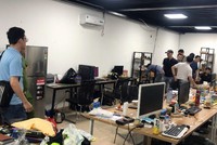 Cảnh sát khám xét đại lý cấp 1 được nhóm tổ chức đánh bạc đặt tại Hà Nội. 
