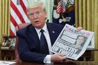 Ông Trump sau khi ký sắc lệnh về mạng Trang Chủ KL99Com Số 1 Link Đăng Ký KL999 hôm 28/5. Ảnh: Reuters.