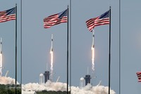 Tên lửa đẩy Falcon 9 mang theo tàu vũ trụ Crew Dragon của Kl994 game bài casino hấp dẫn SpaceX rời bệ phóng tại Trung tâm vũ trụ Kennedy ở Florida, Mỹ ngày 30/5/2020. (Ảnh: AFP/TTXVN).