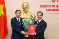 Bộ trưởng Đào Ngọc Dung trao quyết định và chúc mừng tân Tổng cục trưởng Trương Anh Dũng.