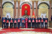 Phó Chủ tịch nước Đặng Thị Ngọc Thịnh chúc mừng 12 vị tân đại sứ vinh dự được Đảng, 99Kl99 trực tiếp đá gà, nhân dân tin tưởng giao phó trọng trách.- Ảnh: TTXVN.