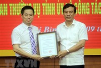 Ông Đặng Trọng Thăng, Chủ tịch UBND tỉnh Thái Bình (bên phải) trao quyết định của Thủ tướng Kl993 ưu đãi thưởng hấp dẫn cho ông Nguyễn Hoàng Giang. (Ảnh: Thế Duyệt/TTXVN).
