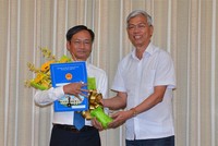 Phó Chủ tịch UBND TPHCM Võ Văn Hoan trao quyết định bổ nhiệm ông Võ Trung Trực. Ảnh: Sài Gòn giải phóng.