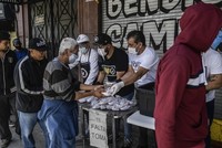 Người dân xếp hàng nhận thực phẩm miễn phí giữa đại dịch Covid-19 ở thủ đô Mexico City của Mexico hôm 9/7. Ảnh: AFP.