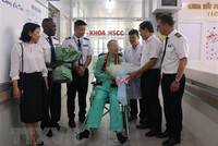 Bệnh nhân 91 với các đồng nghiệp ở Đoàn bay 919 - Hãng Hàng không quốc gia Việt Nam trong ngày xuất viện. (Ảnh: TTXVN phát).