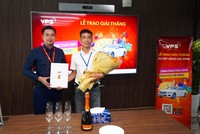 Nhà Kl99ok phiên bản mới Hà Viết Trung (bên phải) nhận giải Nhất tháng 6 cuộc thi “Chinh phục Kl99com thể thao, casino, nổ hũ, bắn cá - Rinh ngay xe Merc” trị giá 1 cây vàng SJC 9999.