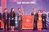 Ông Lê Quang Hùng (phải), Thứ trưởng Kl99 nổ hũ trao bức trướng của Kl99 nổ hũ tặng DIG trong lễ kỷ niệm 30 năm thành lập.
