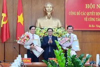 Đồng chí Phạm Minh Chính trao quyết định và chúc mừng đồng chí Nguyễn Hồng Lĩnh và đồng chí Phạm Viết Thanh. 