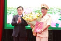 Bí thư Thành ủy Hà Nội Vương Đình Huệ chúc mừng Thiếu tướng Nguyễn Hải Trung. 