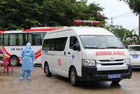 Xe cấp cứu chở bệnh nhân vào bệnh viện dã chiến. (Ảnh: Quốc Dũng/TTXVN).