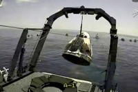 Khoang tàu SpaceX hạ cánh trên Vịnh Mexico ở Pensacola, Florida. Ảnh: Reuters.