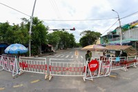 Đường vào thôn Lệ Sơn Nam bị phong tỏa sau khi phát hiện có người nhiễm COVID-19. (Ảnh: Trần Lê Lâm/TTXVN).